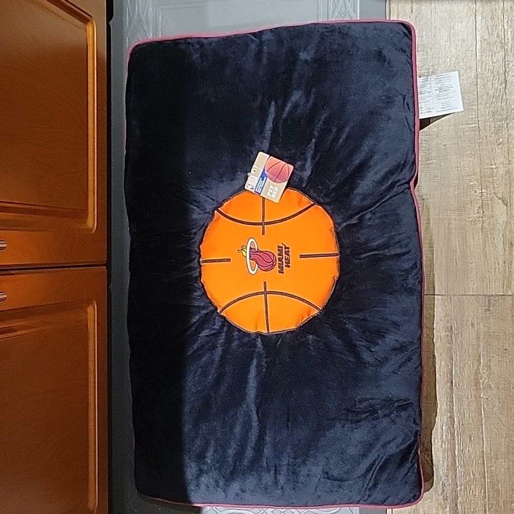 NWT: NBA Officially Licensed Miami Heat Pillow Pet Bed